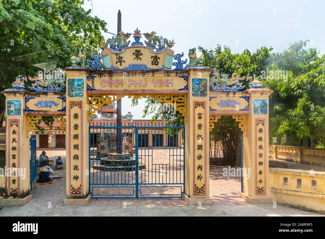 Nha Trang, Vietnam - Marzo 11, 2019: Dinh Phu Vinh centro comunitario e di celebrazione hall. Giallo cancello di ingresso con dipinti e statue di drago e me Foto Stock