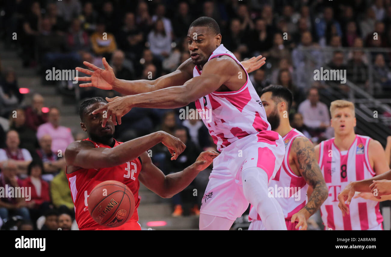 Bonn, Germania, 10.11.2019, Telekom Dome, Basket, Bundesliga, BBL, cesti di Telekom Bonn vs Brose Bamberg: Retin Obasohan (Bamberg, L) e Yorman Po Foto Stock