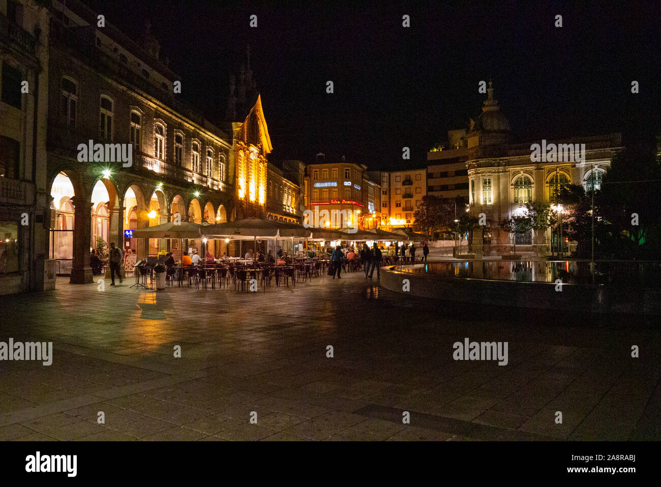 Vista notturna del centro di Braga Portogallo con caffè e ristoranti in una serata estiva Foto Stock