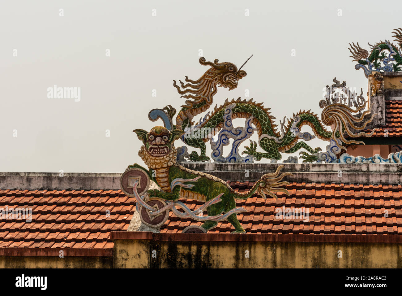 Nha Trang, Vietnam - Marzo 11, 2019: Dinh Phu Vinh centro comunitario e di celebrazione hall. Primo piano sul pezzo angolare di Dragon statue come decorazioni su Foto Stock