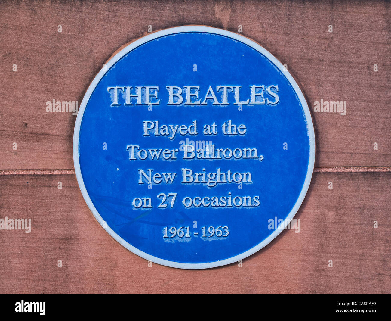 Il blu della placca del patrimonio vicino al sito dell'ex Tower Ballroom di New Brighton, Wirral, Merseyside, dove i Beatles ha giocato in molte occasioni. Foto Stock