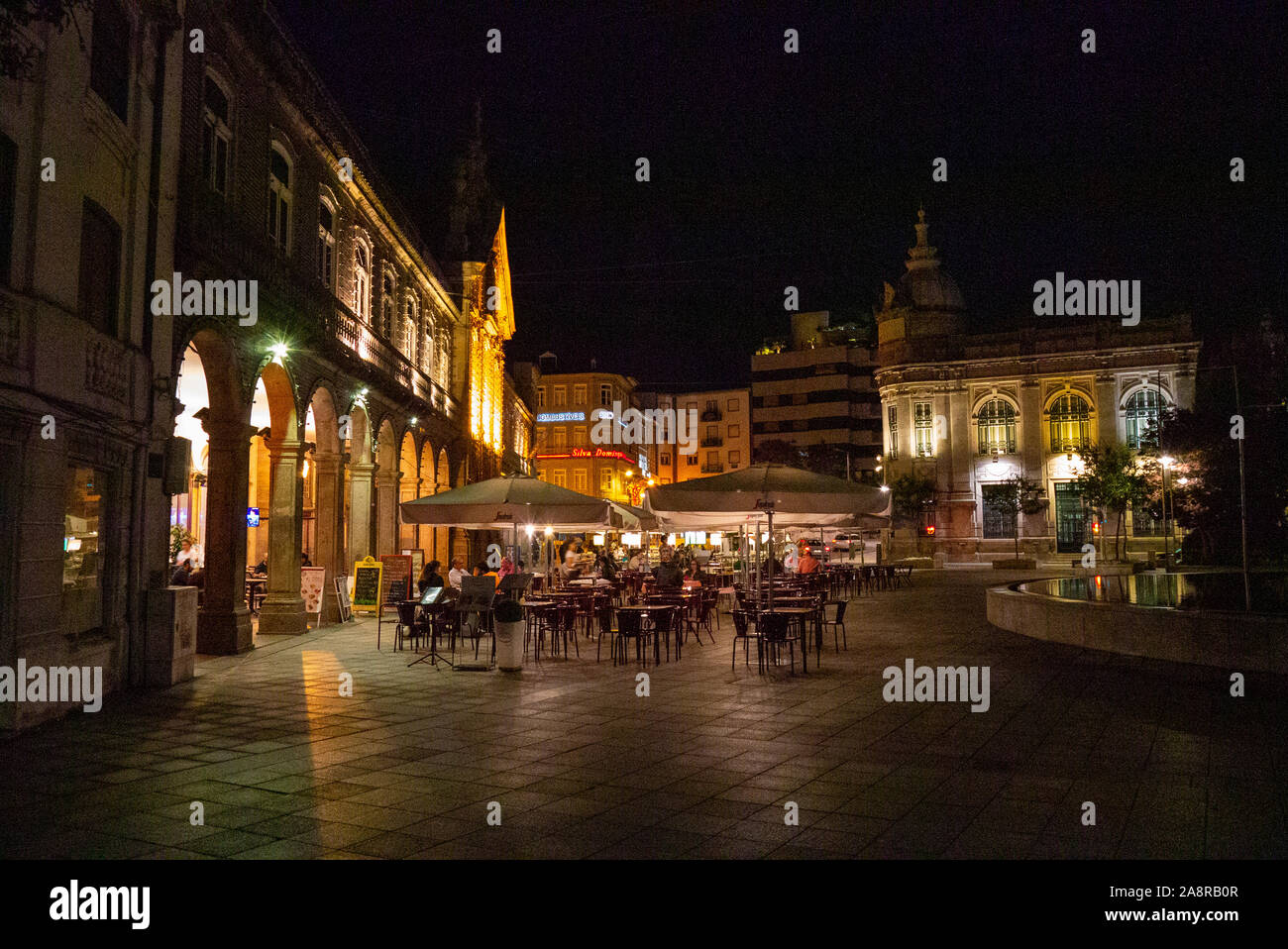 Vista notturna del centro di Braga Portogallo con caffè e ristoranti in una serata estiva Foto Stock