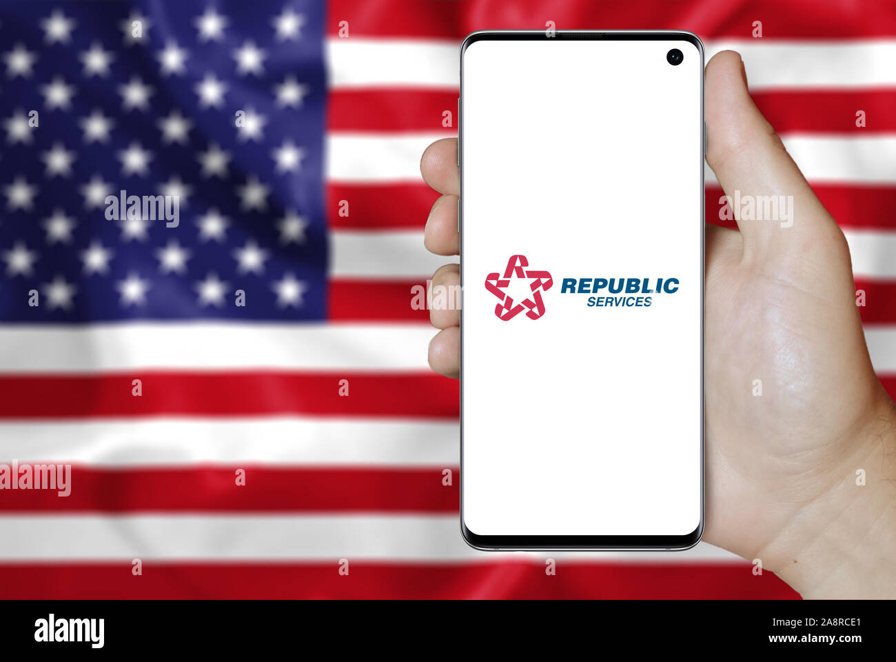Il logo della società di pubblici servizi Repubblica Inc visualizzata su uno smartphone. Bandiera degli Stati Uniti sullo sfondo. Credito: PIXDUCE Foto Stock