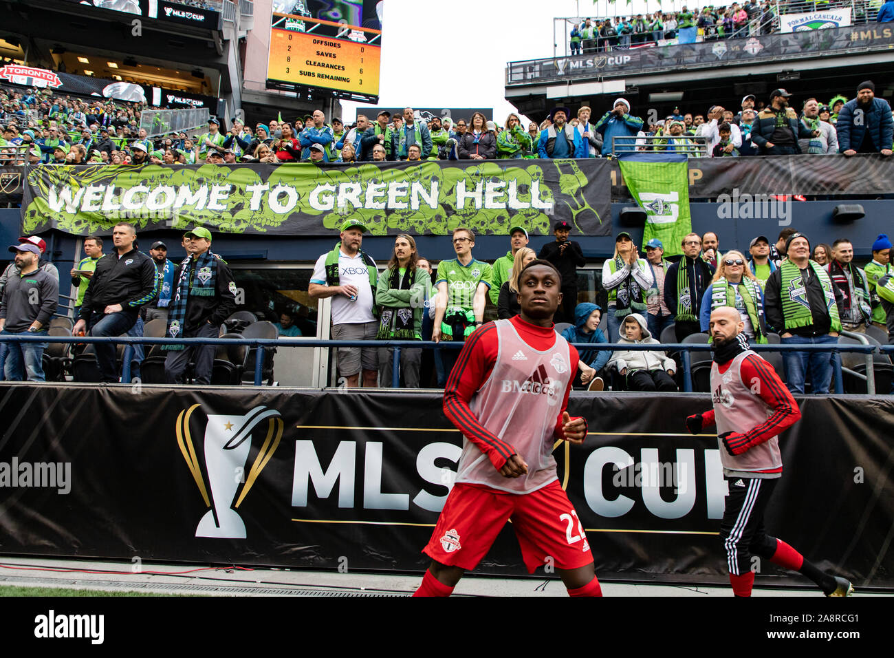Seattle, Stati Uniti d'America. Decimo Nov, 2019. Toronto FC's sostituti warm up nella parte anteriore del Seattle sirene fan. Credito: Ben Nichols/Alamy Live News Foto Stock
