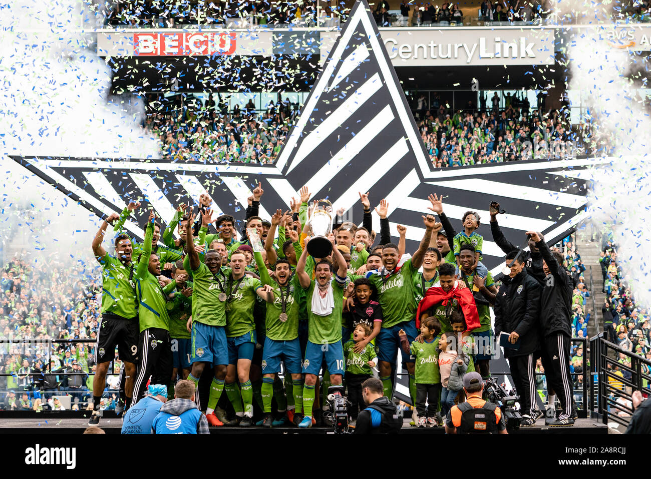 Seattle, Stati Uniti d'America. Decimo Nov, 2019. Le sirene di Seattle sollevare la tazza di MLS dopo la sconfitta di Toronto FC. Credito: Ben Nichols/Alamy Live News Foto Stock