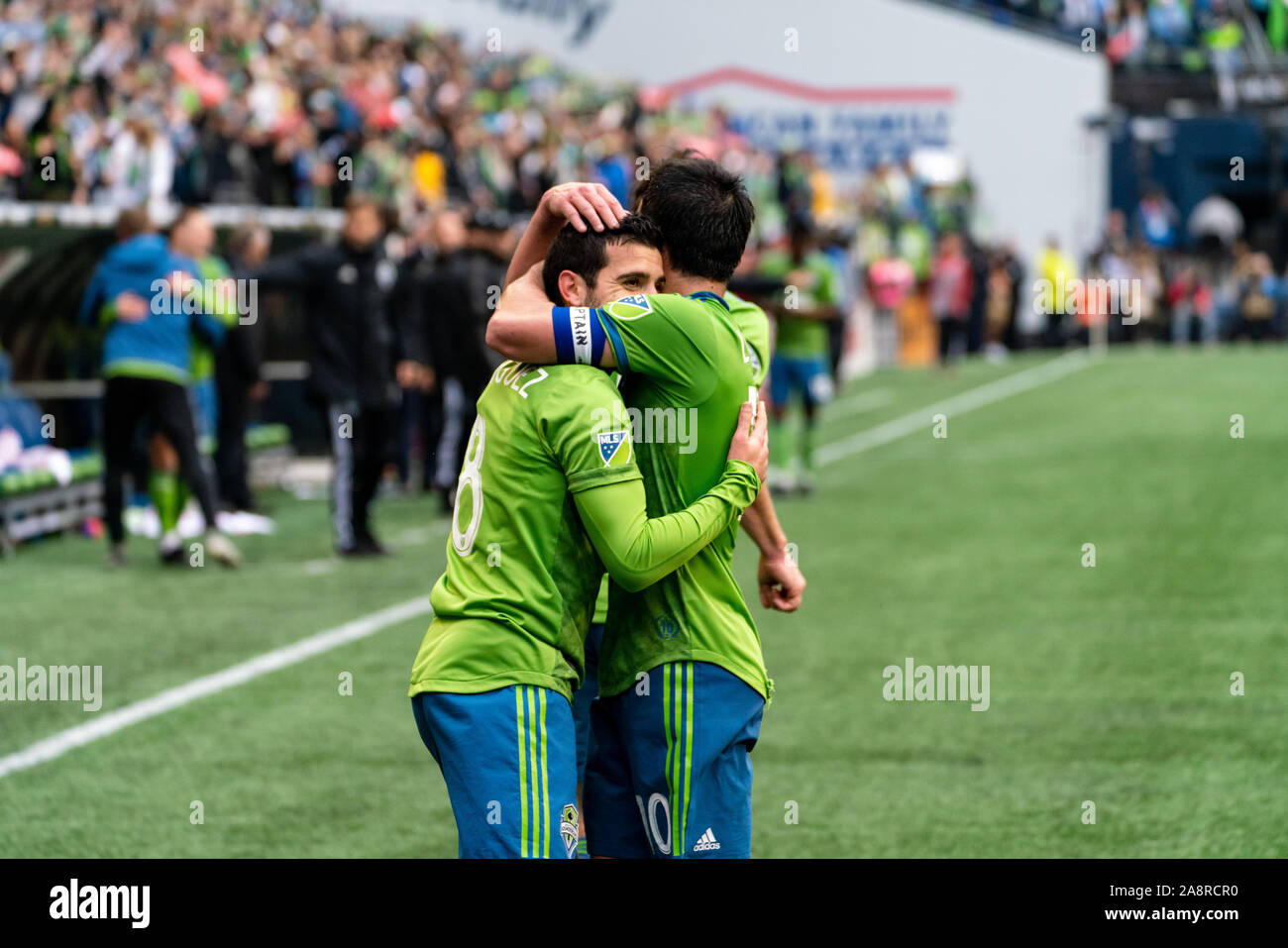 Seattle, Stati Uniti d'America. Decimo Nov, 2019. Victor Rodriquez (8) festeggia con Nicolas Lodeiro (10) dopo aver segnato il gioco goal vincente in MLS Cup finale. Credito: Ben Nichols/Alamy Live News Foto Stock