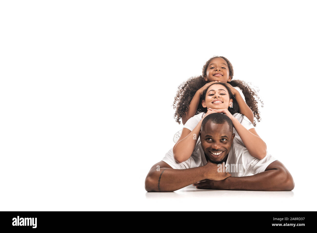 Felice americano africano donna sdraiata sulla schiena di ogni altro e sorridente alla fotocamera su sfondo bianco Foto Stock
