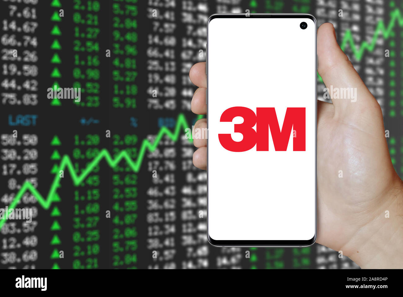 Il logo della società pubblica 3M La impresa visualizzata su uno smartphone. Positivo del mercato azionario sfondo. Credito: PIXDUCE Foto Stock