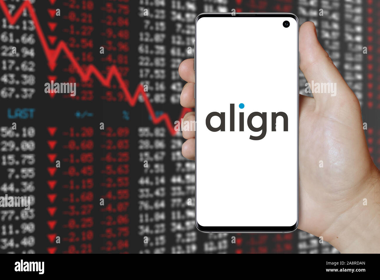 Il logo della società pubblica di Align Technology visualizzata su uno smartphone. Stock negativi sullo sfondo del mercato. Credito: PIXDUCE Foto Stock