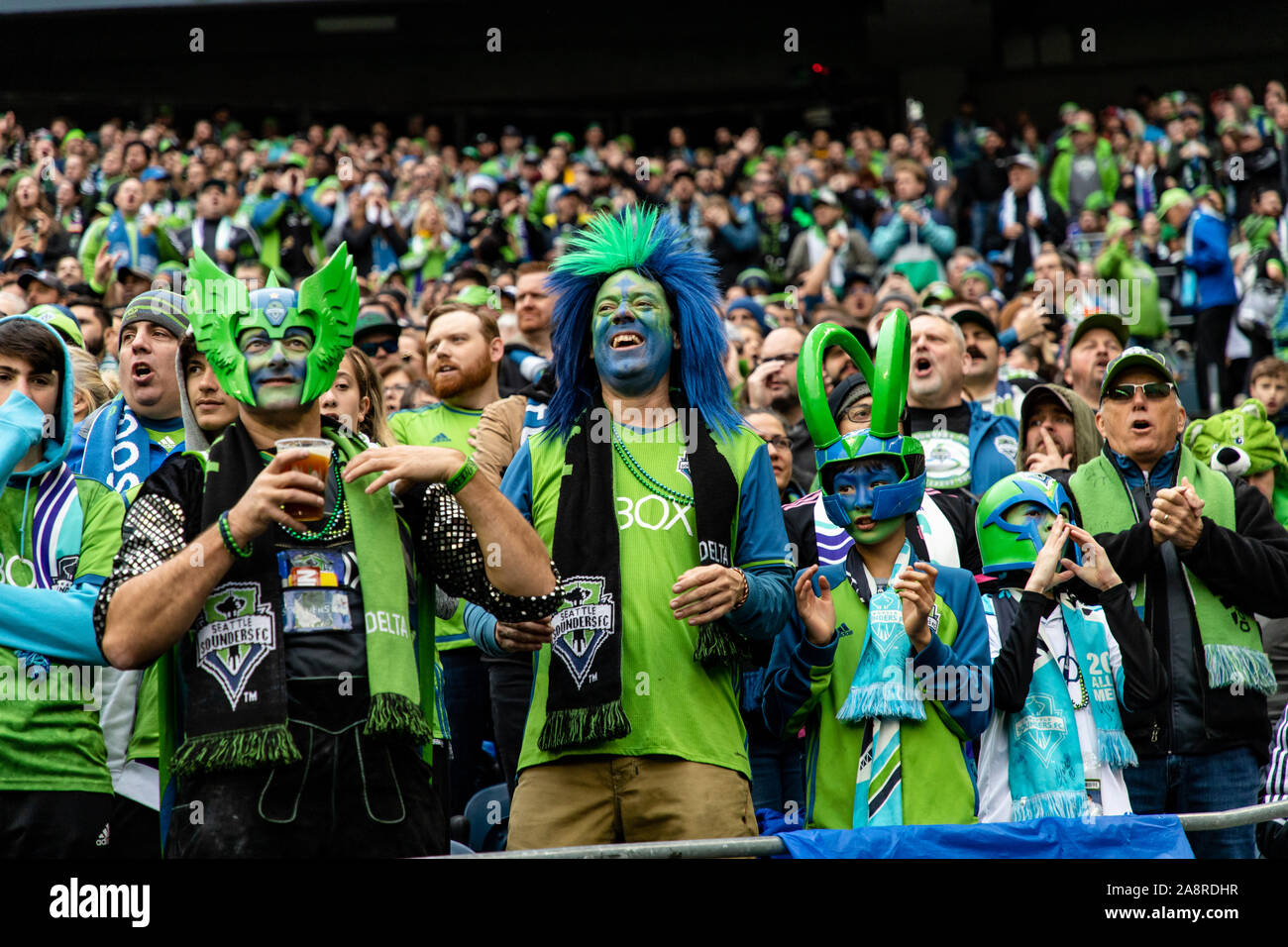 Seattle, Stati Uniti d'America. Decimo Nov, 2019. Seattle sirene fan sulla mano per vedere la loro squadra sollevare la tazza di MLS. Credito: Ben Nichols/Alamy Live News Foto Stock