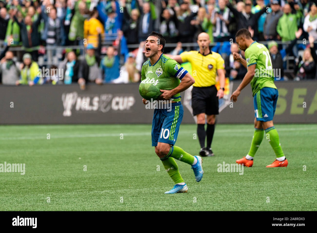 Seattle, Stati Uniti d'America. Decimo Nov, 2019. Nicolas Lodeiro (10) celebra dopo il fischio finale. Credito: Ben Nichols/Alamy Live News Foto Stock