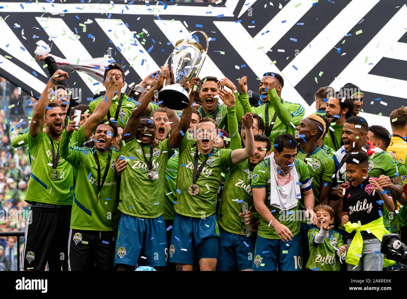 Seattle, Stati Uniti d'America. Decimo Nov, 2019. Le sirene di Seattle sollevare la tazza di MLS dopo la sconfitta di Toronto FC. Credito: Ben Nichols/Alamy Live News Foto Stock