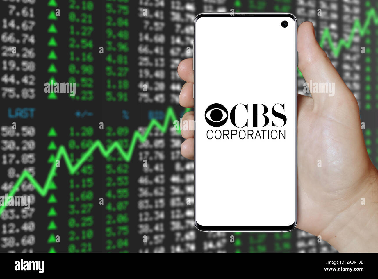 Il logo della società pubblica CBS Corp. visualizzata su uno smartphone. Positivo del mercato azionario sfondo. Credito: PIXDUCE Foto Stock
