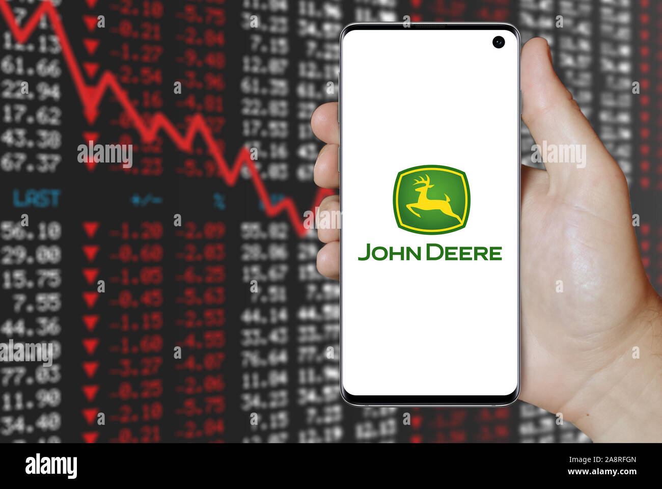 Il logo della società pubblica la Deere & Co. visualizzata su uno smartphone. Stock negativi sullo sfondo del mercato. Credito: PIXDUCE Foto Stock