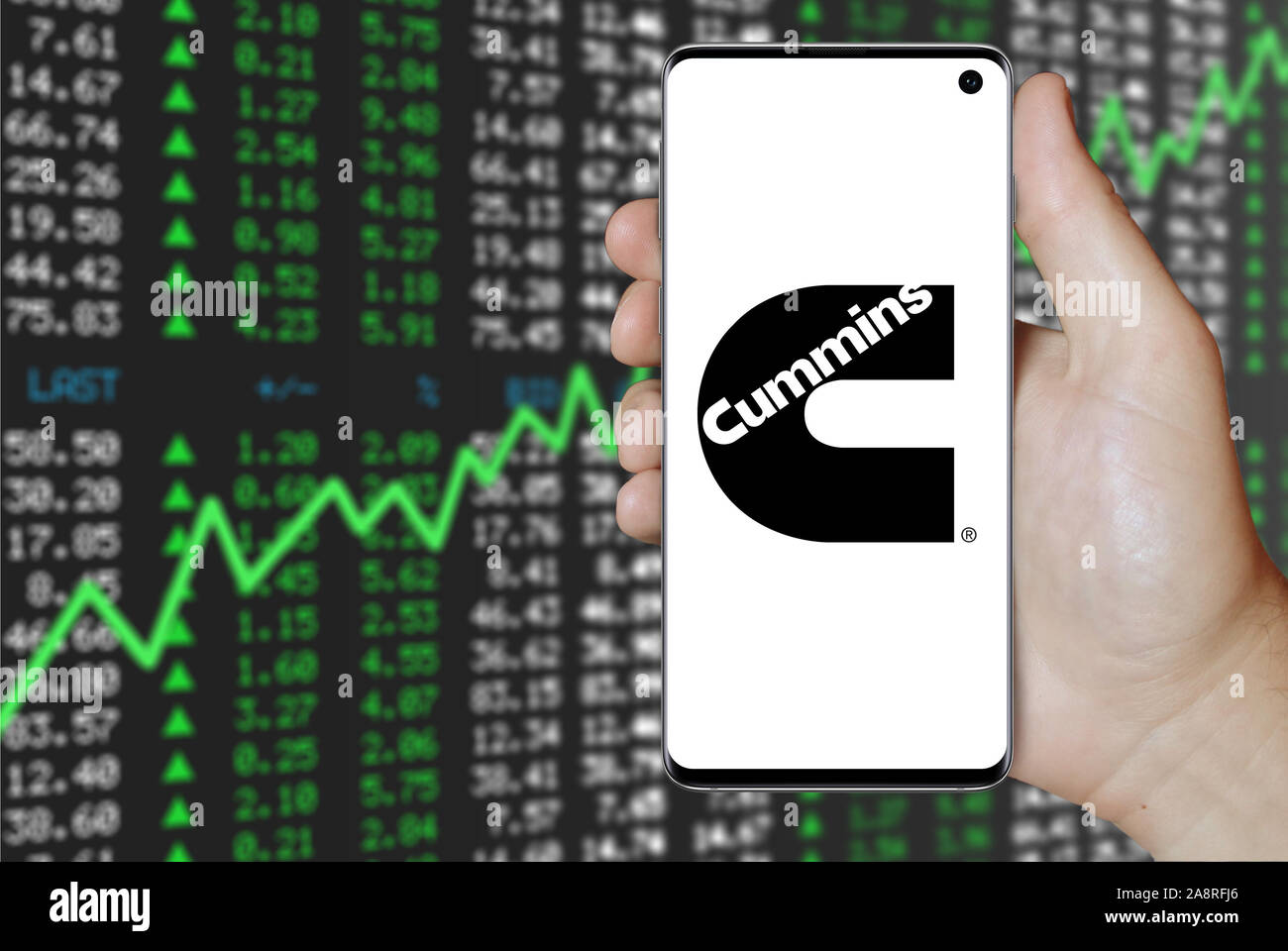 Il logo della società pubblica di Cummins Inc. visualizzata su uno smartphone. Positivo del mercato azionario sfondo. Credito: PIXDUCE Foto Stock