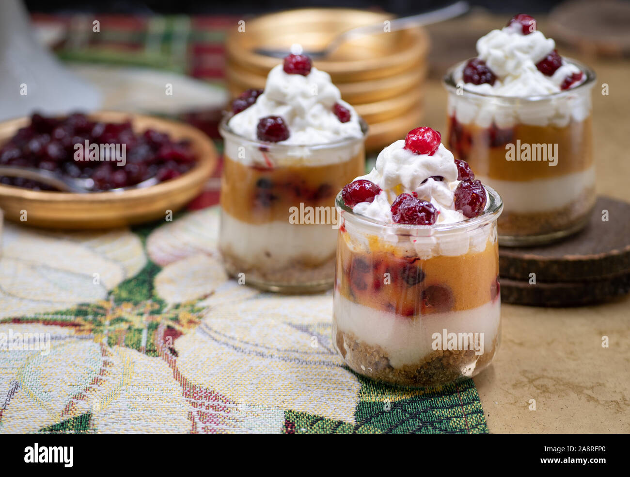 Il Natale di zucca e mousse di cramberry servita in bicchieri individuali Foto Stock