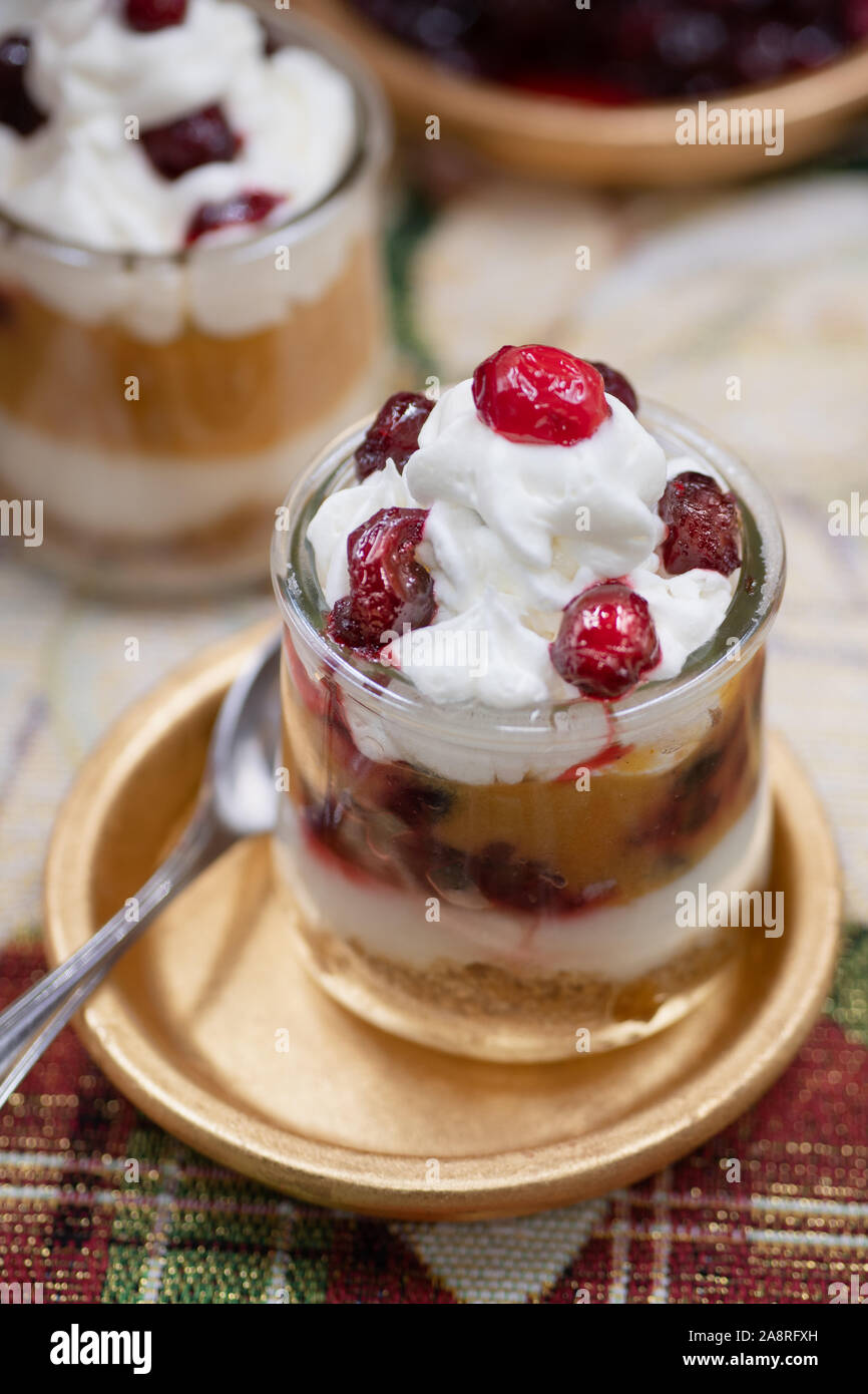 Il Natale di zucca e mousse di cramberry servita in bicchieri individuali Foto Stock