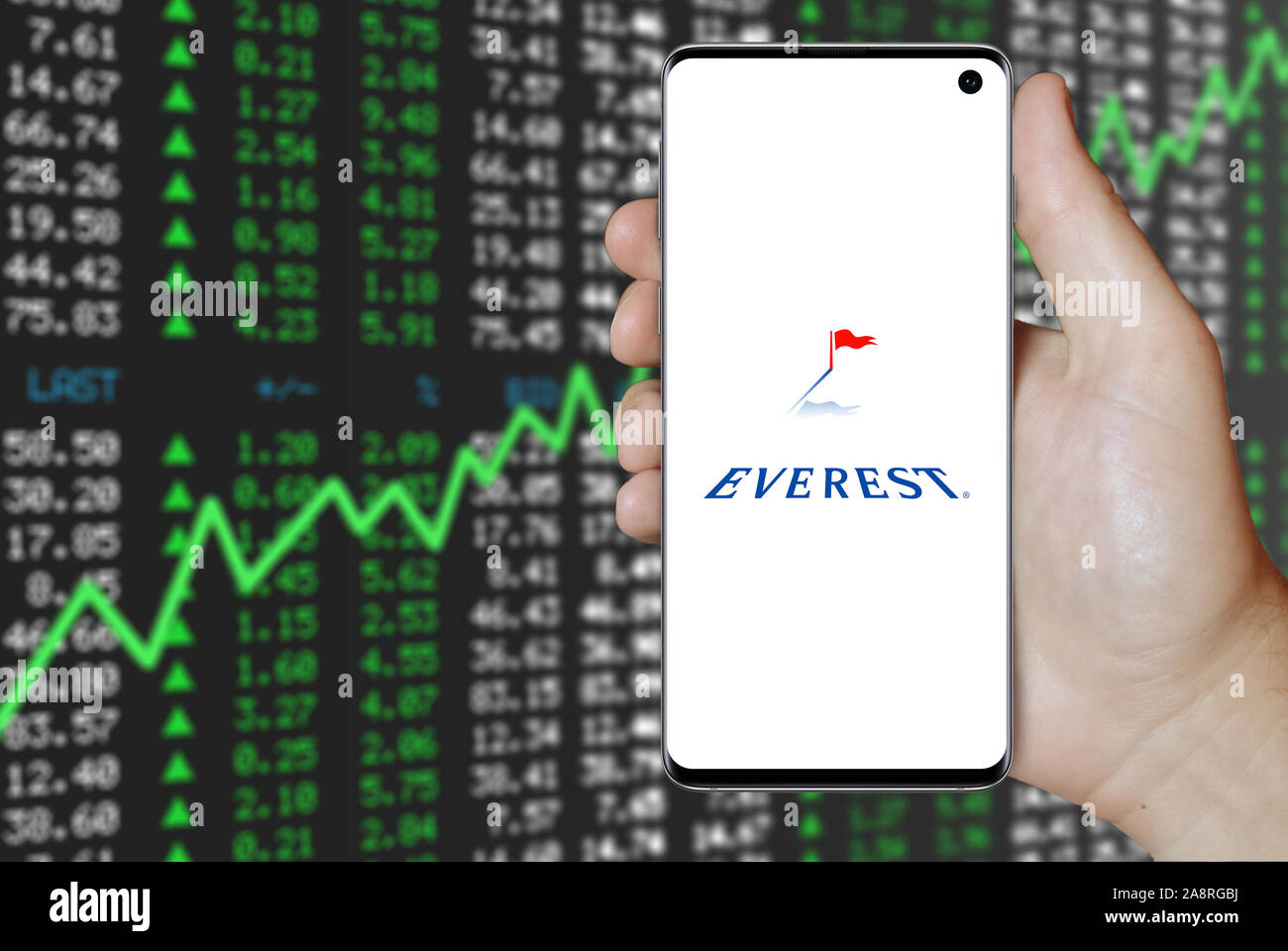 Il logo della società pubblica Everest Re Group Ltd, visualizzata su uno smartphone. Positivo del mercato azionario sfondo. Credito: PIXDUCE Foto Stock