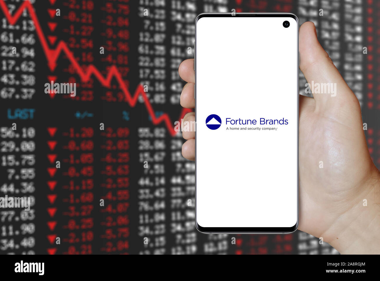 Il logo della società pubblica Fortune Brands Home & Sicurezza visualizzata su uno smartphone. Stock negativi sullo sfondo del mercato. Credito: PIXDUCE Foto Stock
