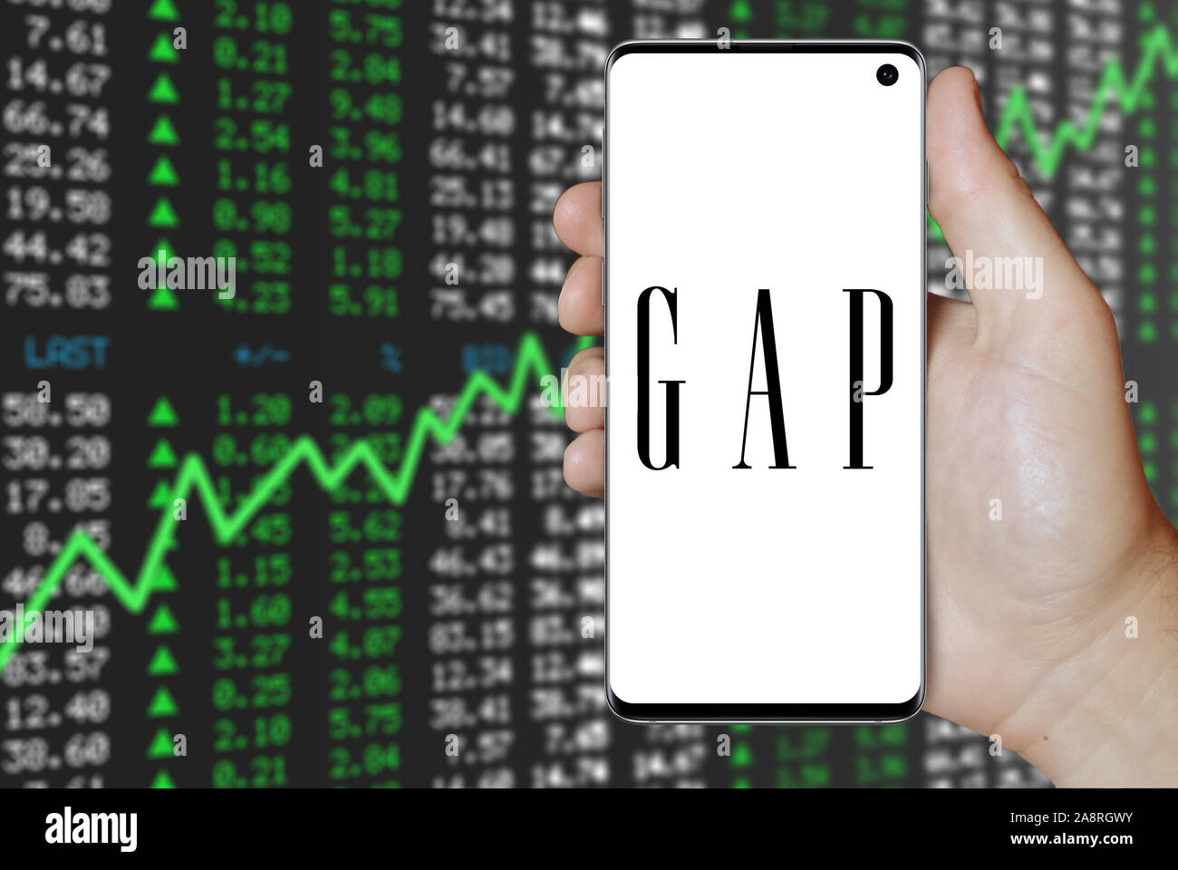 Il logo della società pubblica Gap Inc. visualizzata su uno smartphone. Positivo del mercato azionario sfondo. Credito: PIXDUCE Foto Stock