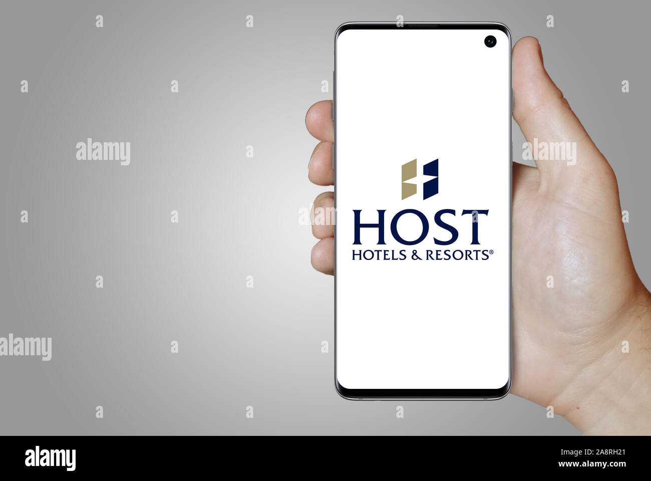 Il logo della società pubblica Host Hotels & Resorts visualizzata su uno smartphone. Sfondo grigio. Credito: PIXDUCE Foto Stock