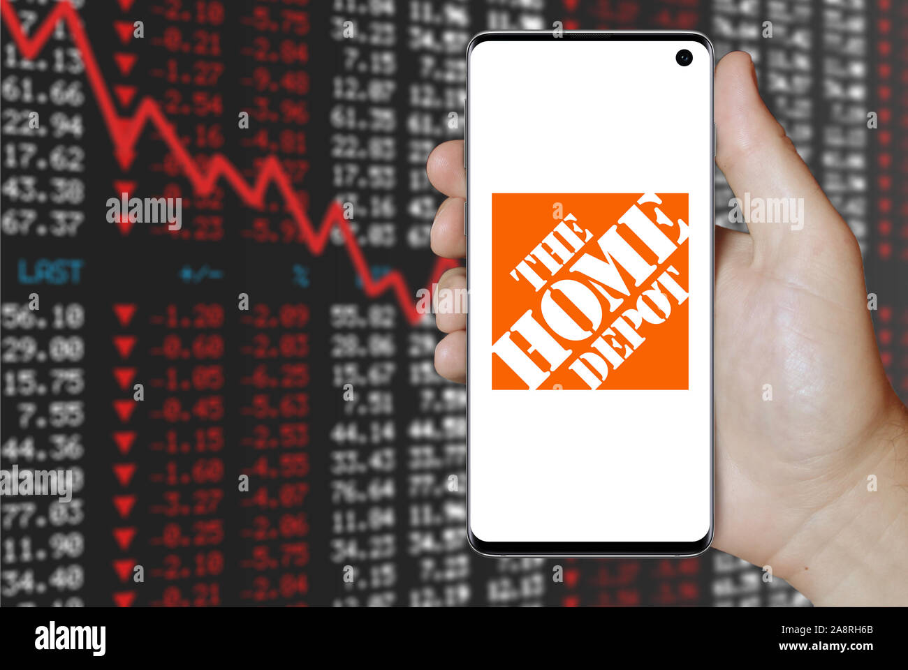 Il logo della società pubblica Home Depot visualizzata su uno smartphone. Stock negativi sullo sfondo del mercato. Credito: PIXDUCE Foto Stock