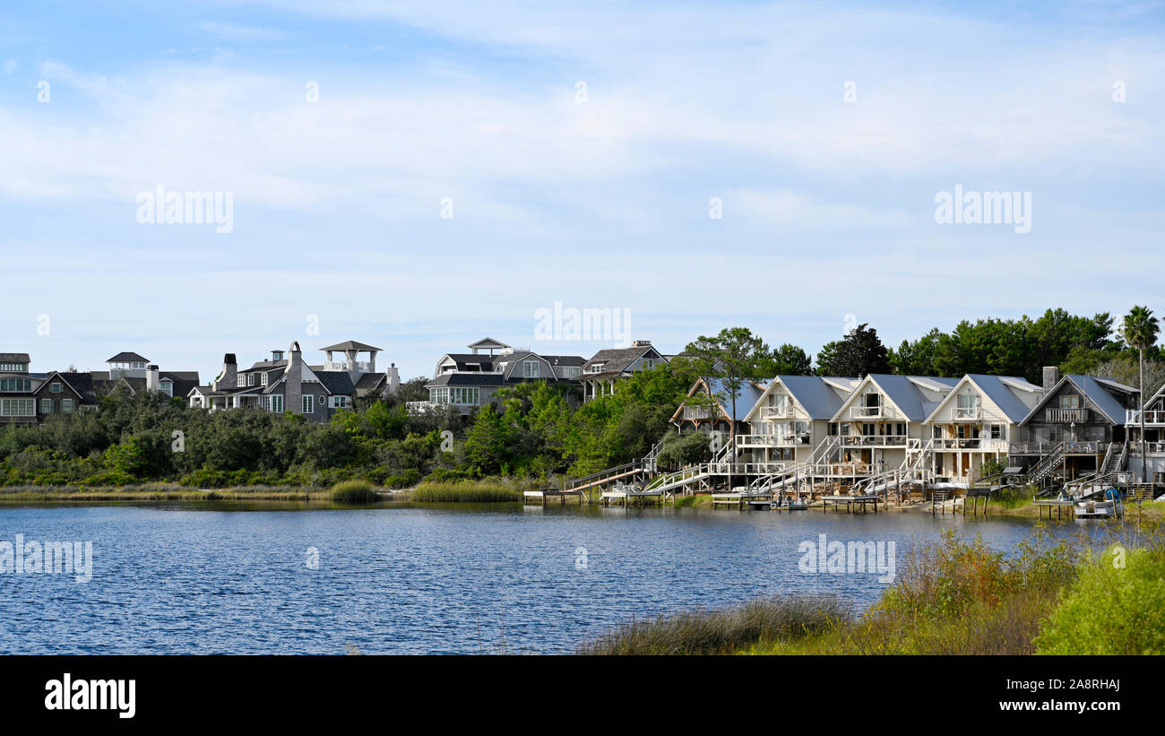 Resort case e case vacanza intorno a Camp Creek Lake per lago di vivere in Watersound Florida, Stati Uniti d'America. Foto Stock