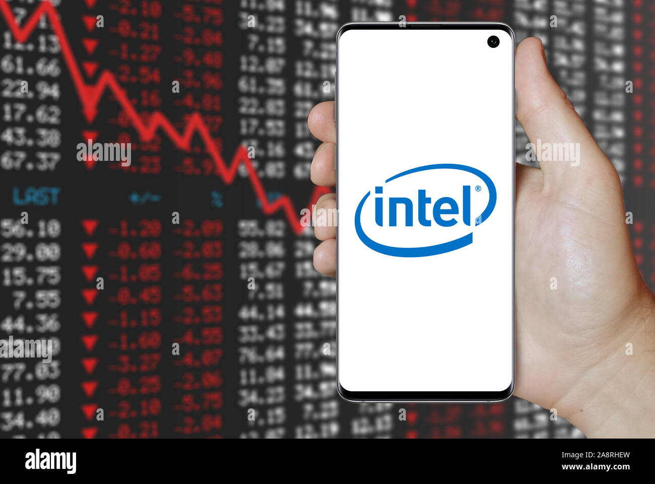 Il logo della società pubblica Intel Corp. visualizzata su uno smartphone. Stock negativi sullo sfondo del mercato. Credito: PIXDUCE Foto Stock
