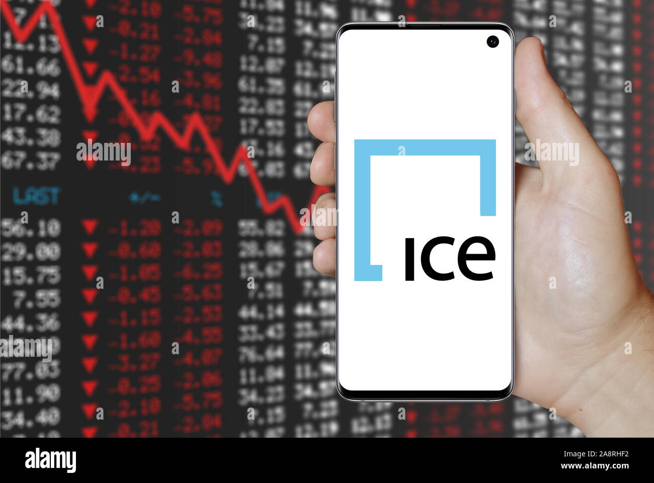 Il logo della società pubblica di scambio intercontinentale visualizzata su uno smartphone. Stock negativi sullo sfondo del mercato. Credito: PIXDUCE Foto Stock