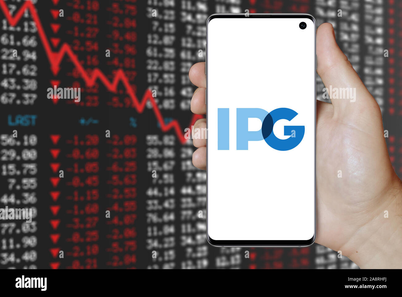Il logo della società pubblica gruppo Interpublic visualizzata su uno smartphone. Stock negativi sullo sfondo del mercato. Credito: PIXDUCE Foto Stock