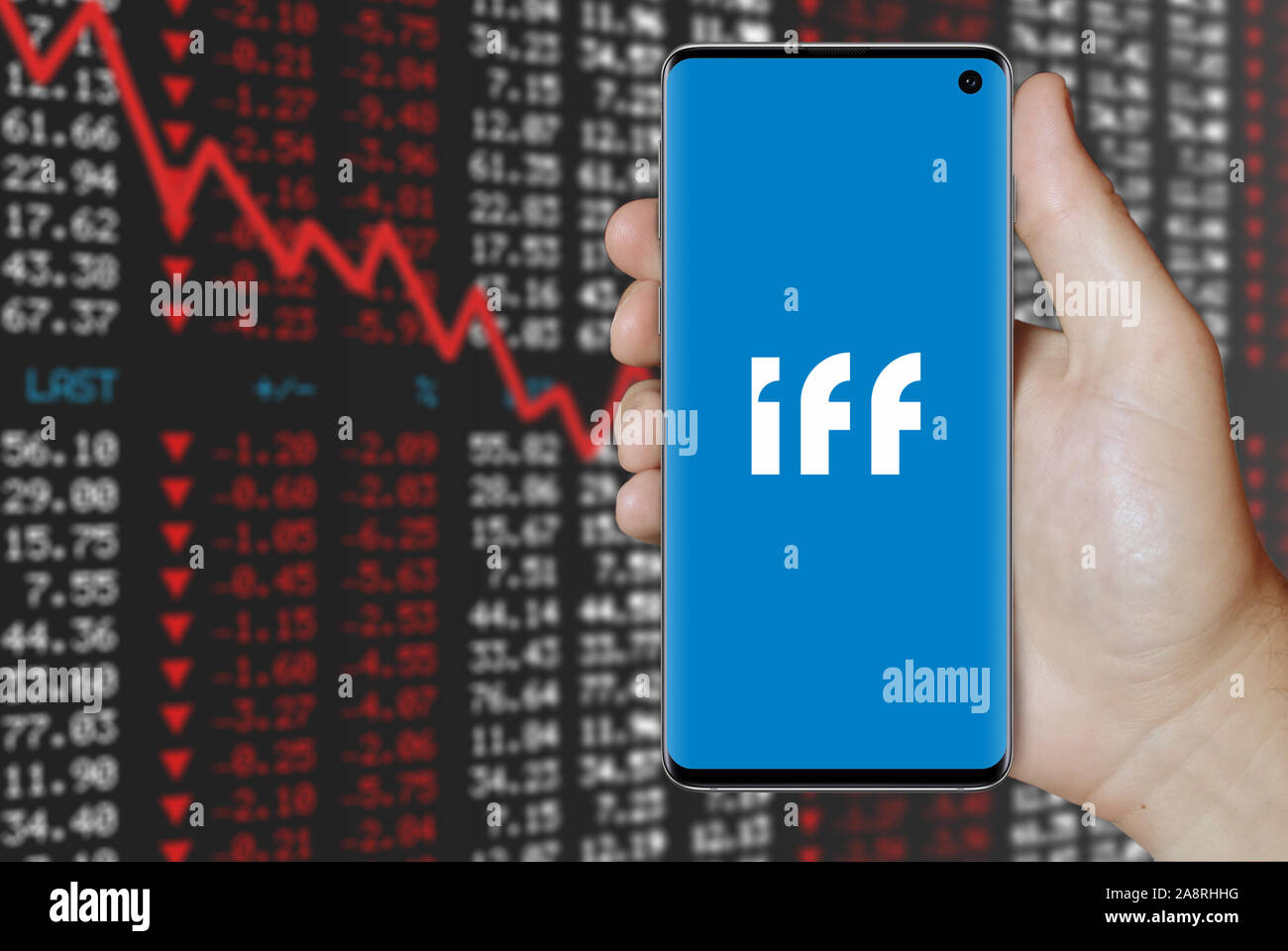 Il logo della società pubblica Intl sapori e fragranze visualizzata su uno smartphone. Stock negativi sullo sfondo del mercato. Credito: PIXDUCE Foto Stock