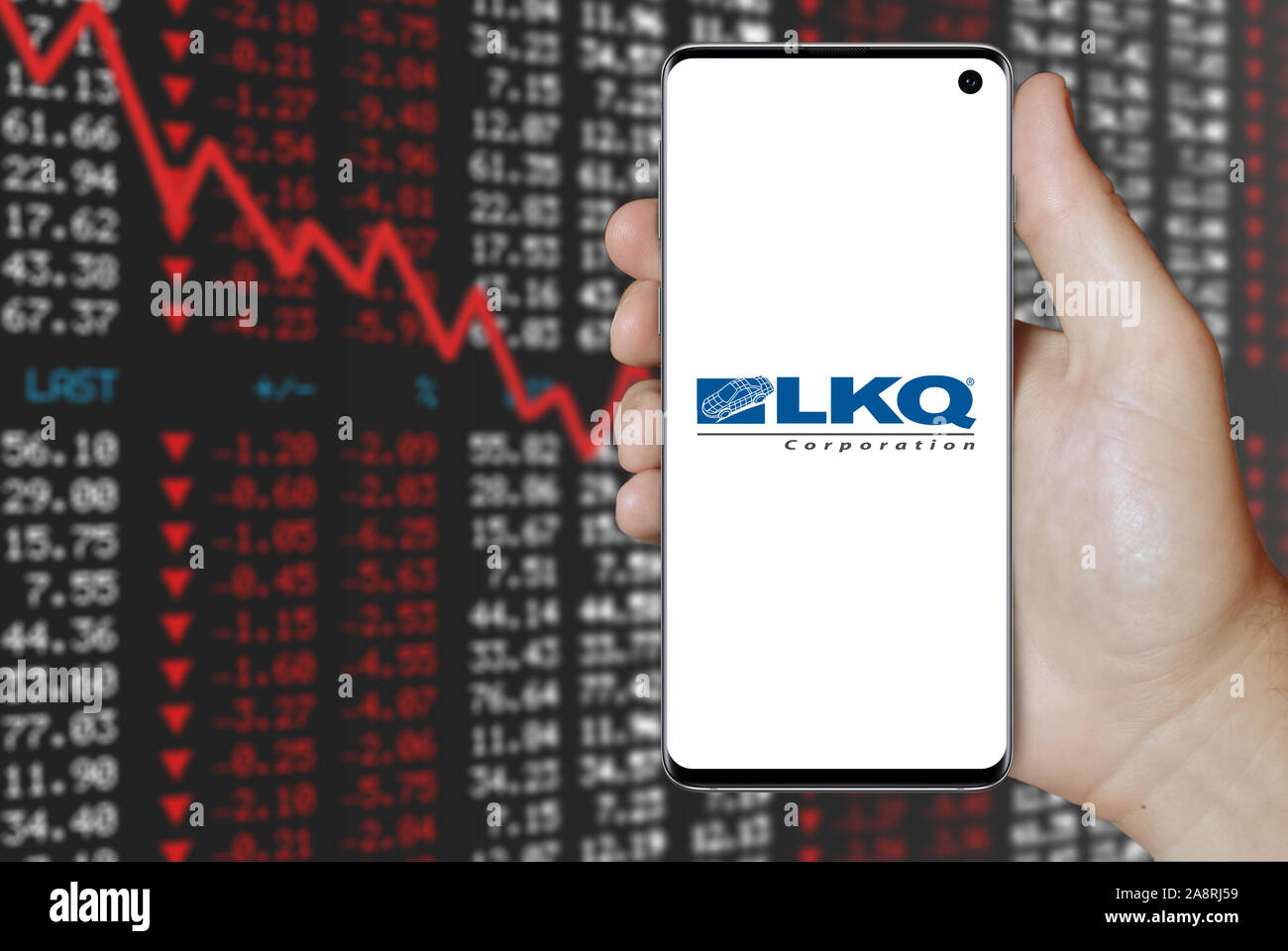 Il logo della società pubblica LKQ Corporation visualizzata su uno smartphone. Stock negativi sullo sfondo del mercato. Credito: PIXDUCE Foto Stock