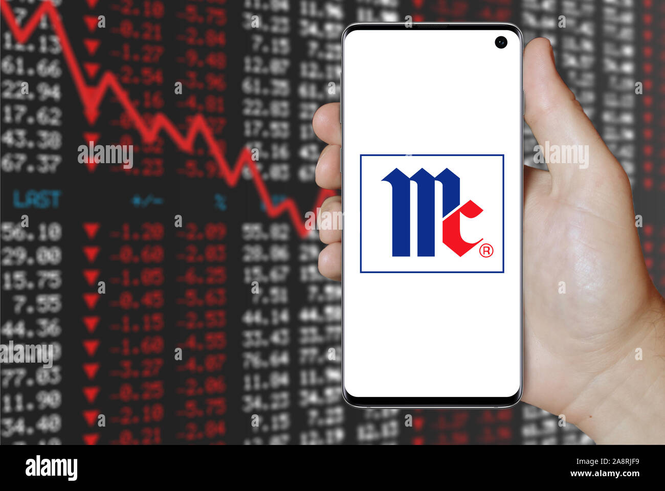 Il logo della società pubblica McCormick & Co. visualizzata su uno smartphone. Stock negativi sullo sfondo del mercato. Credito: PIXDUCE Foto Stock