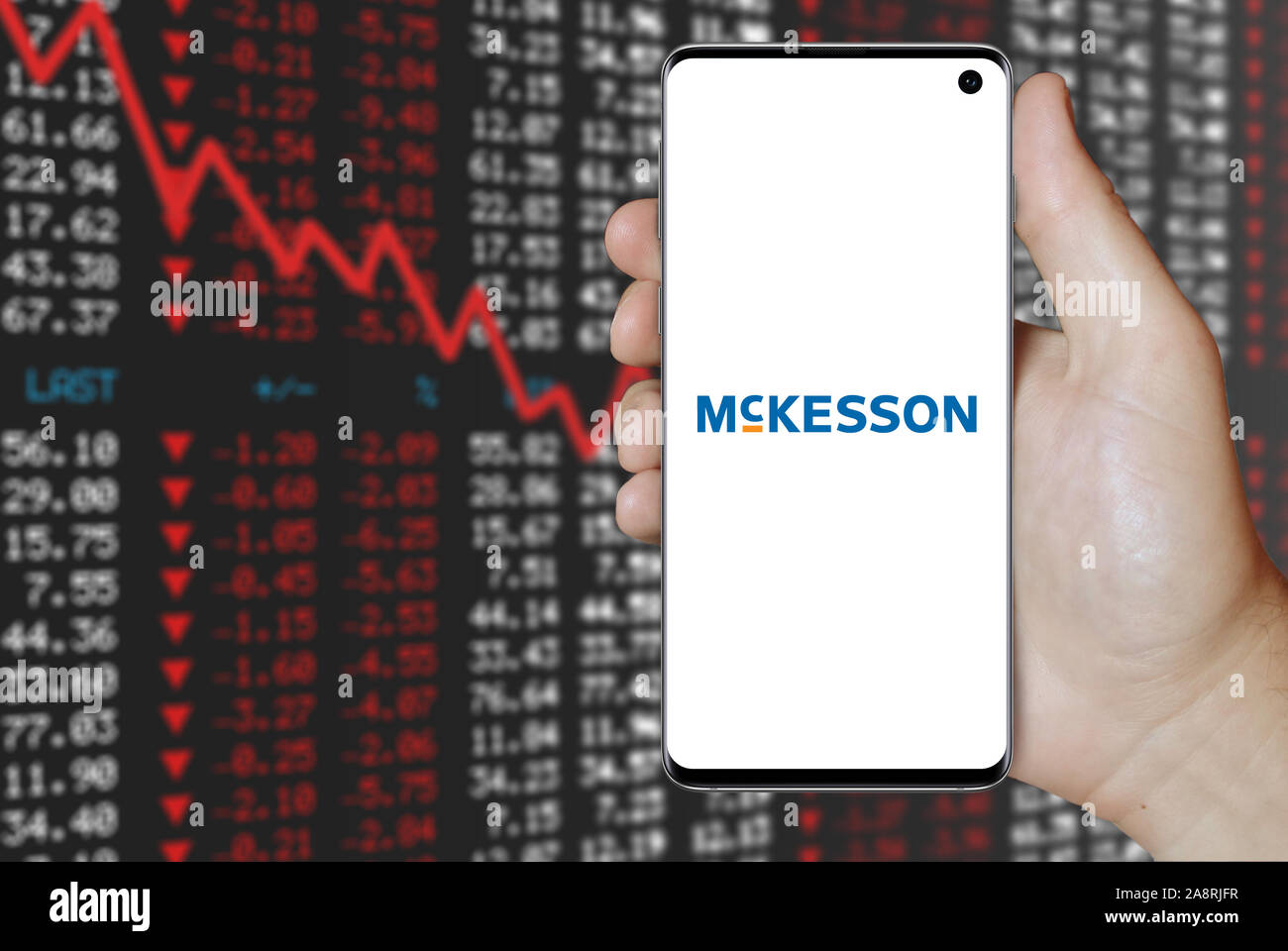 Il logo della società pubblica McKesson Corp. visualizzata su uno smartphone. Stock negativi sullo sfondo del mercato. Credito: PIXDUCE Foto Stock