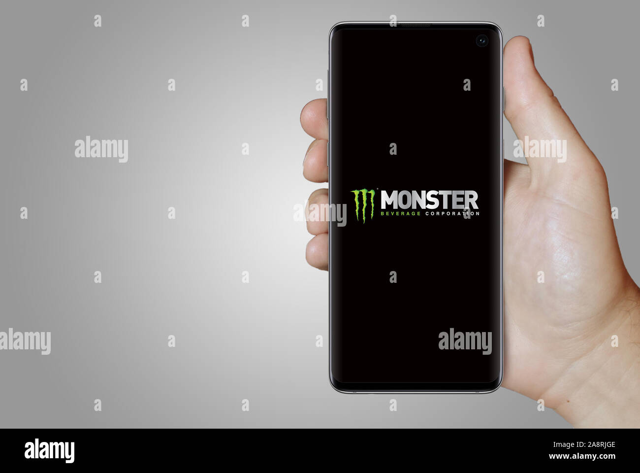 Il logo della società pubblica Monster bevanda visualizzata su uno smartphone. Sfondo grigio. Credito: PIXDUCE Foto Stock