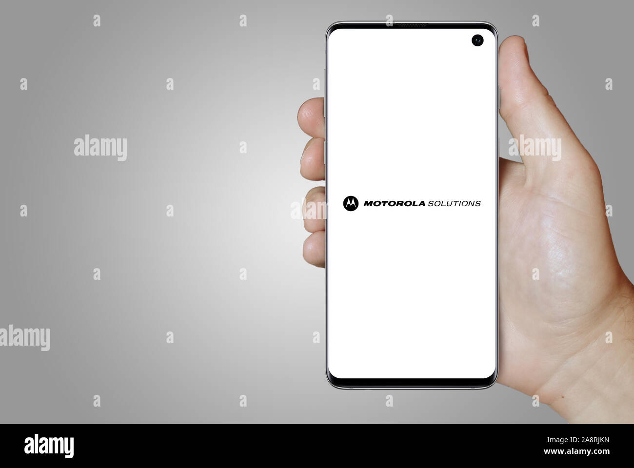 Il logo della società pubblica le soluzioni Motorola Inc. visualizzata su uno smartphone. Sfondo grigio. Credito: PIXDUCE Foto Stock