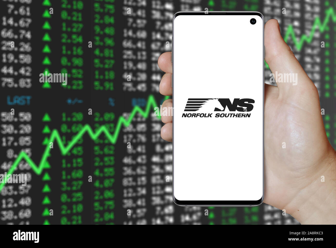 Il logo della società pubblica Norfolk Southern Corp. visualizzata su uno smartphone. Positivo del mercato azionario sfondo. Credito: PIXDUCE Foto Stock