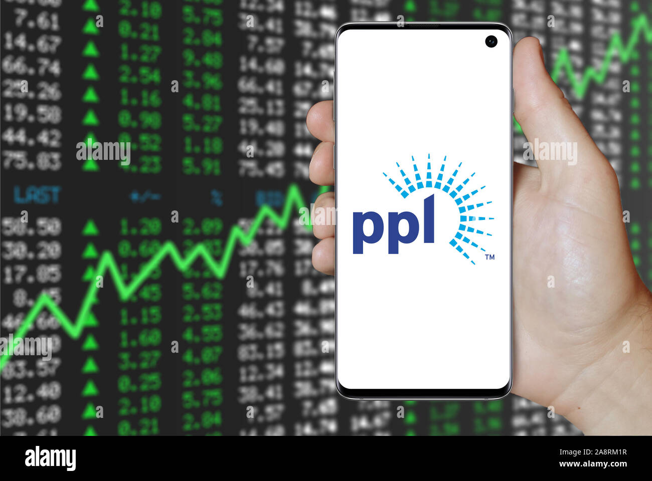 Il logo della società pubblica PPL Corp. visualizzata su uno smartphone. Positivo del mercato azionario sfondo. Credito: PIXDUCE Foto Stock