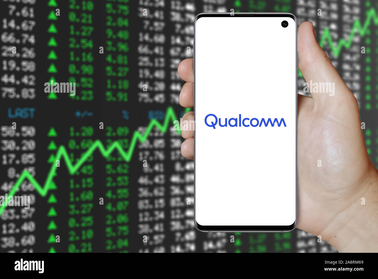 Il logo della società pubblica Qualcomm Inc. visualizzata su uno smartphone. Positivo del mercato azionario sfondo. Credito: PIXDUCE Foto Stock