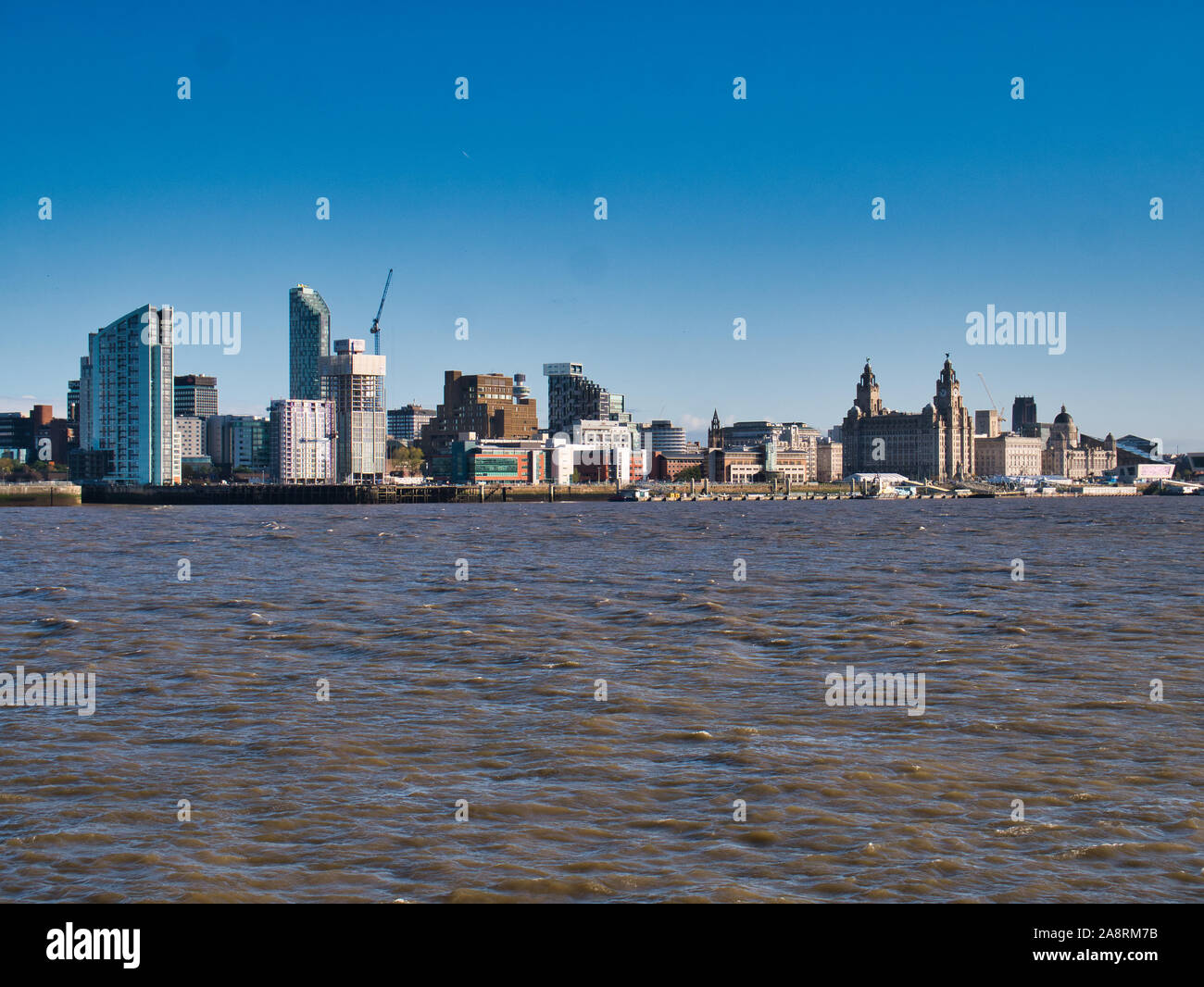 Liverpool elencati UNESCO waterfront inclusi i moderni edifici per uffici, Liverpool cattedrale anglicana e le tre grazie Foto Stock