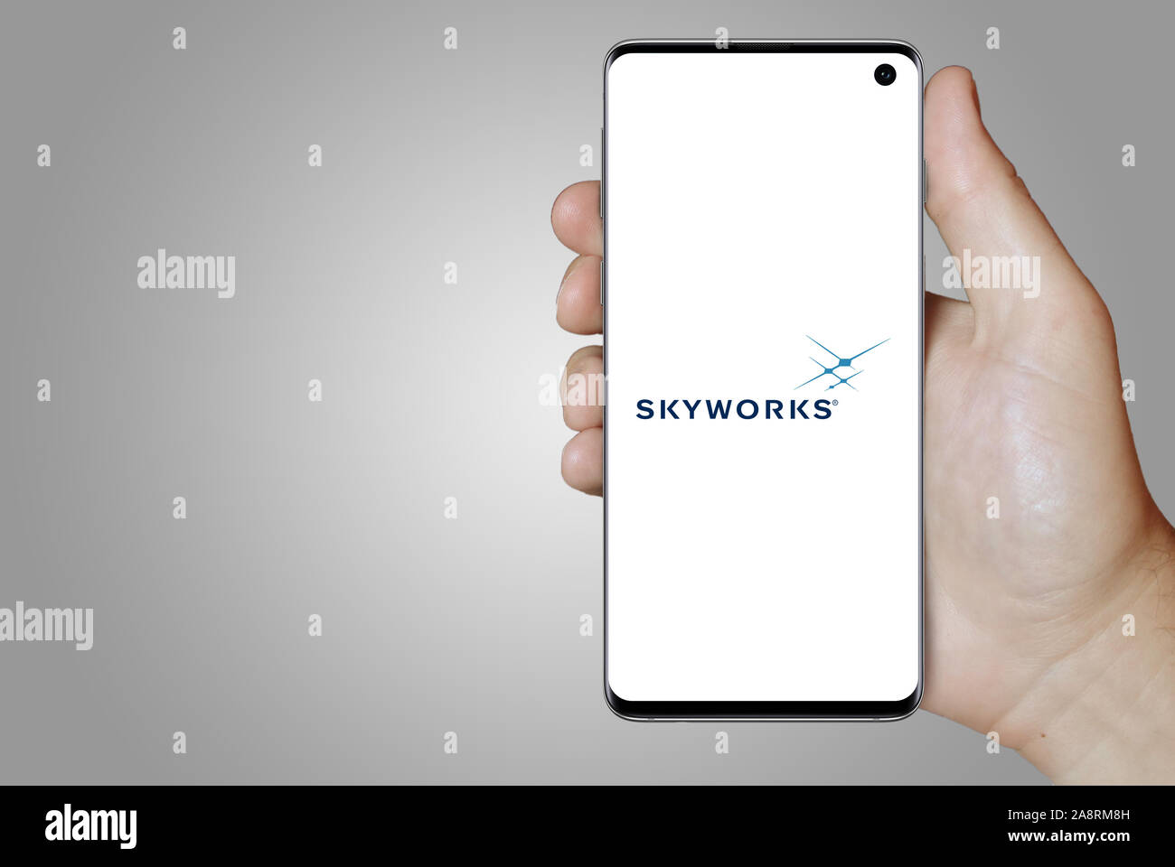 Il logo della società pubblica Skyworks Solutions visualizzata su uno smartphone. Sfondo grigio. Credito: PIXDUCE Foto Stock