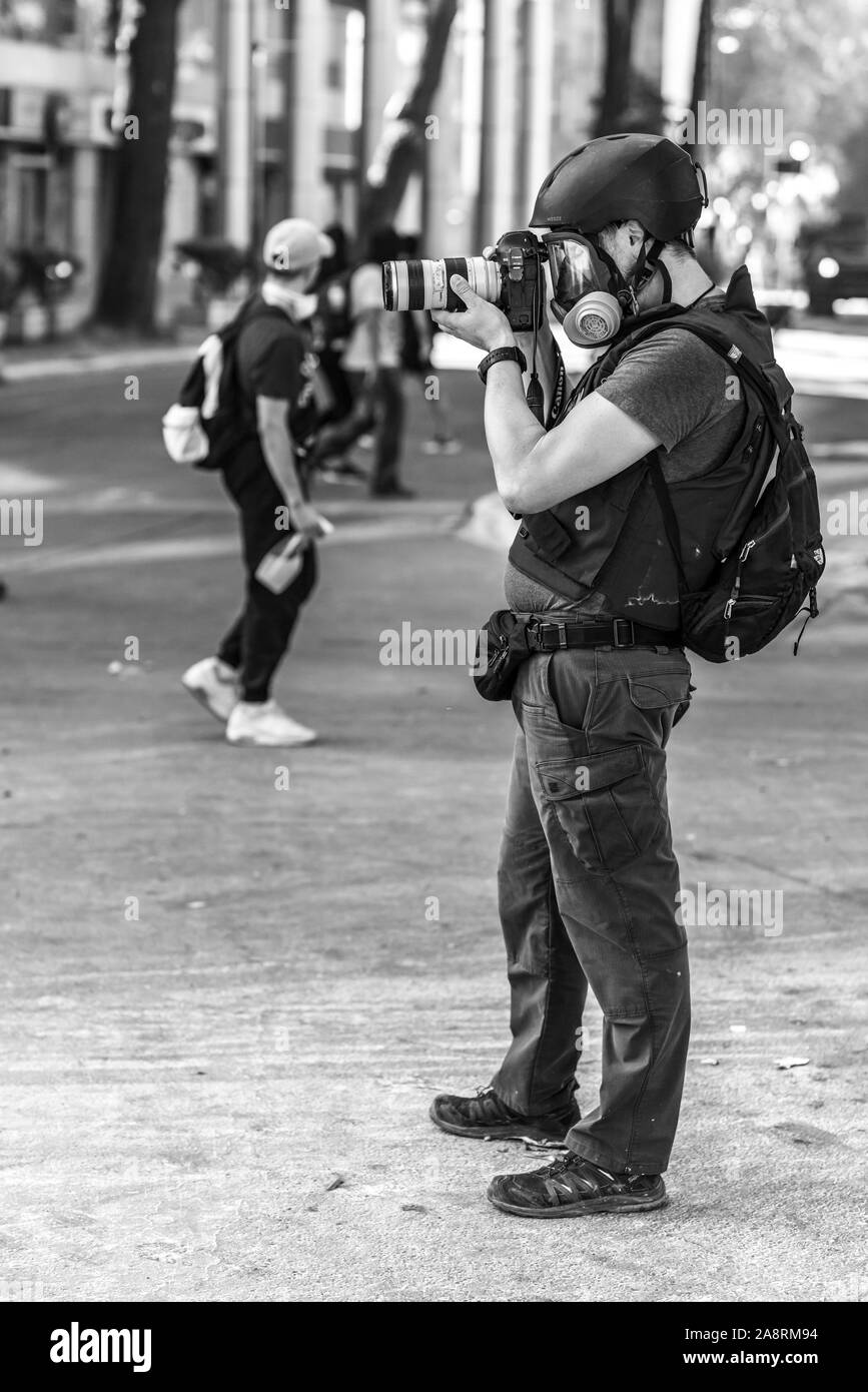 'Santiago de Cile Cile 6 novembre 2019 Fotografo a scattare foto al quartiere Providencia strade durante i recenti scontri a Santiago de Cile Foto Stock