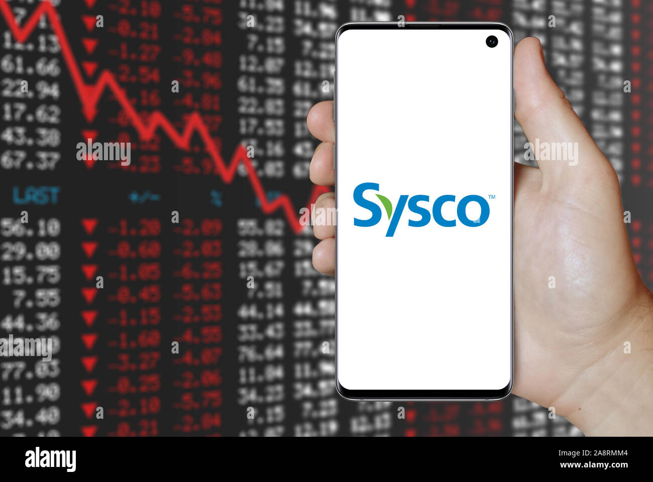 Il logo della società pubblica Sysco Corp. visualizzata su uno smartphone. Stock negativi sullo sfondo del mercato. Credito: PIXDUCE Foto Stock
