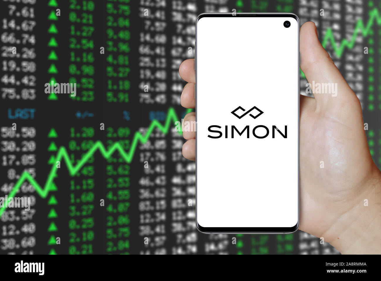 Il logo della società pubblica Simon Property Group Inc visualizzata su uno smartphone. Positivo del mercato azionario sfondo. Credito: PIXDUCE Foto Stock