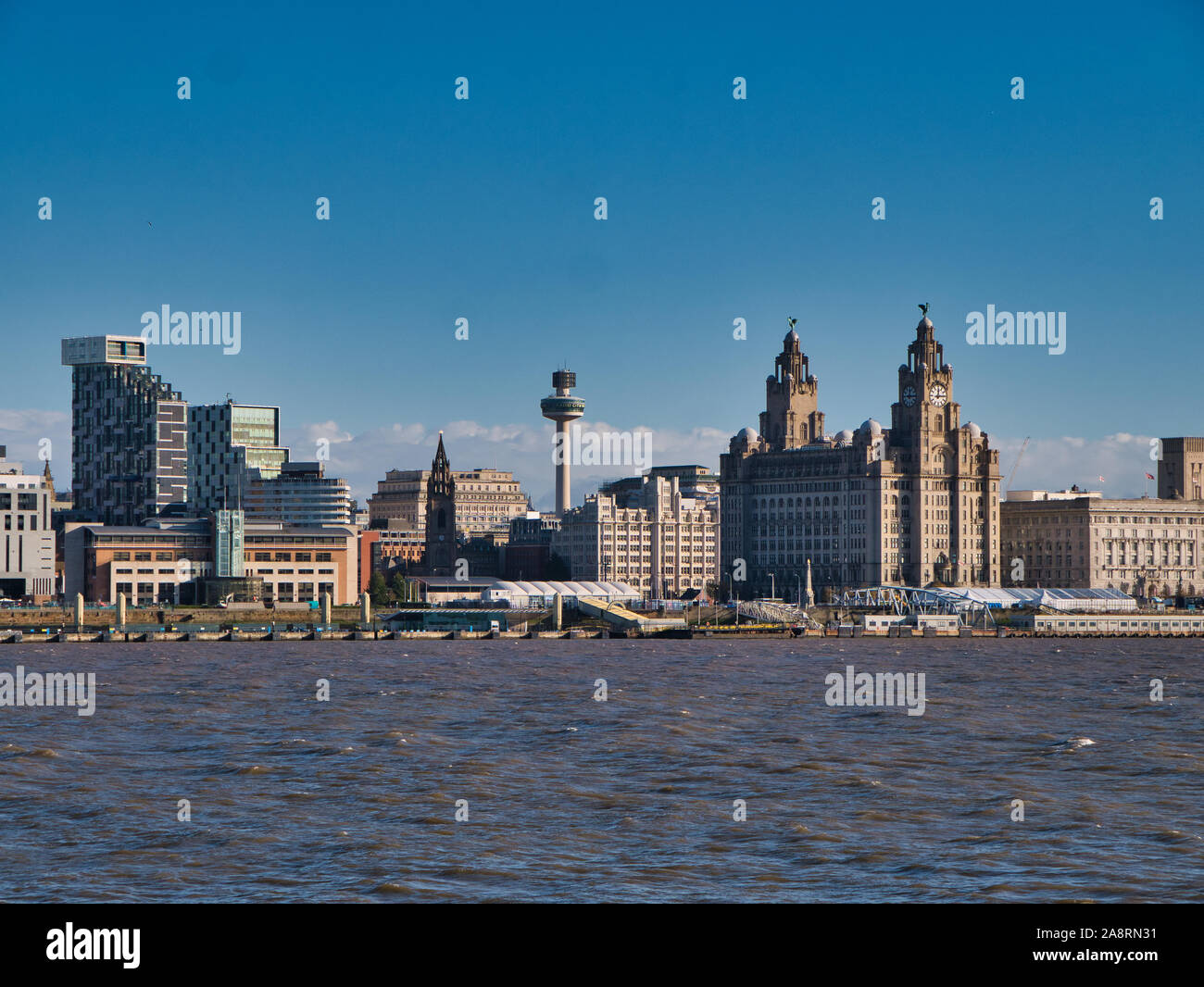 Un panorama del centro storico, l'UNESCO elencati Liverpool waterfront su una soleggiata giornata senza nuvole. Foto Stock