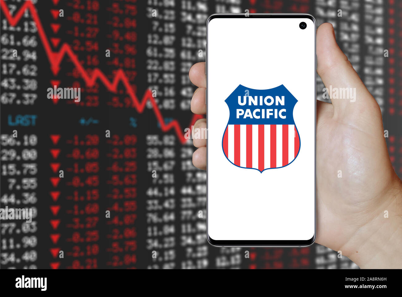 Il logo della società pubblica della Union Pacific Corp visualizzato su uno smartphone. Stock negativi sullo sfondo del mercato. Credito: PIXDUCE Foto Stock