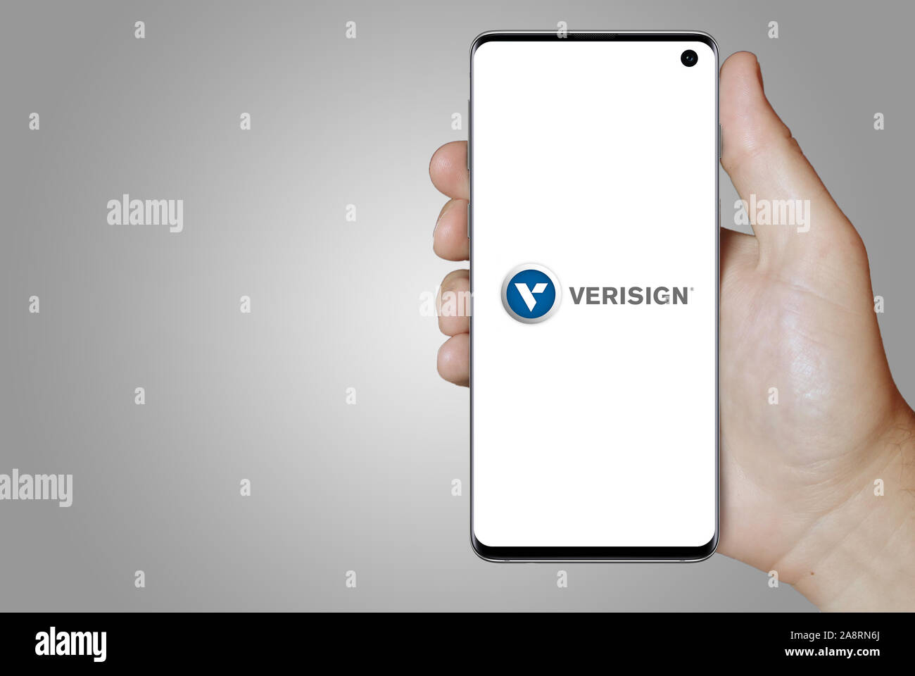 Il logo della società pubblica Verisign Inc. visualizzata su uno smartphone. Sfondo grigio. Credito: PIXDUCE Foto Stock