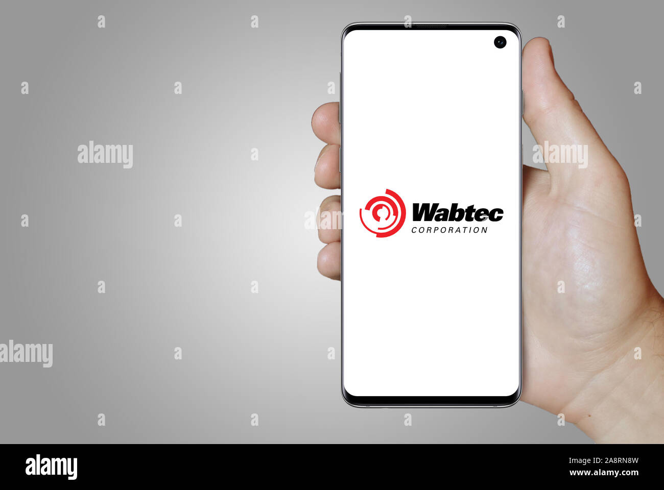 Il logo della società pubblica Wabtec Corporation visualizzata su uno smartphone. Sfondo grigio. Credito: PIXDUCE Foto Stock