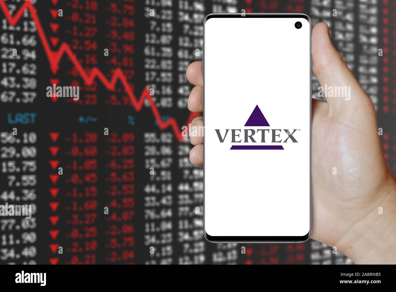 Il logo della società pubblica Vertex Pharmaceuticals Inc visualizzata su uno smartphone. Stock negativi sullo sfondo del mercato. Credito: PIXDUCE Foto Stock