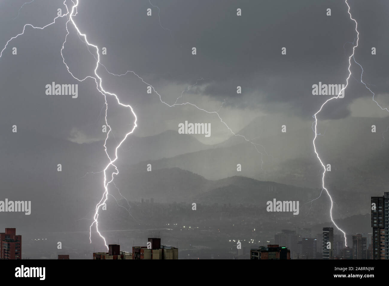 I temporali oltre il distretto di Poblado a Medellin, Colombia. Foto Stock